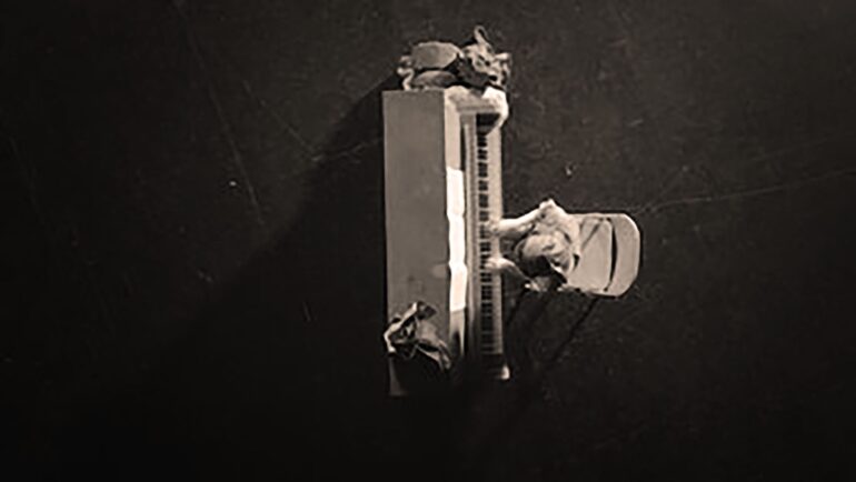 “Assassinato no palco principal” Episódio 4 de “Mistérios sem Solução”, docuseries na Netflix: o brutal e misterioso assassinato de uma jovem pianista ainda sem solução.