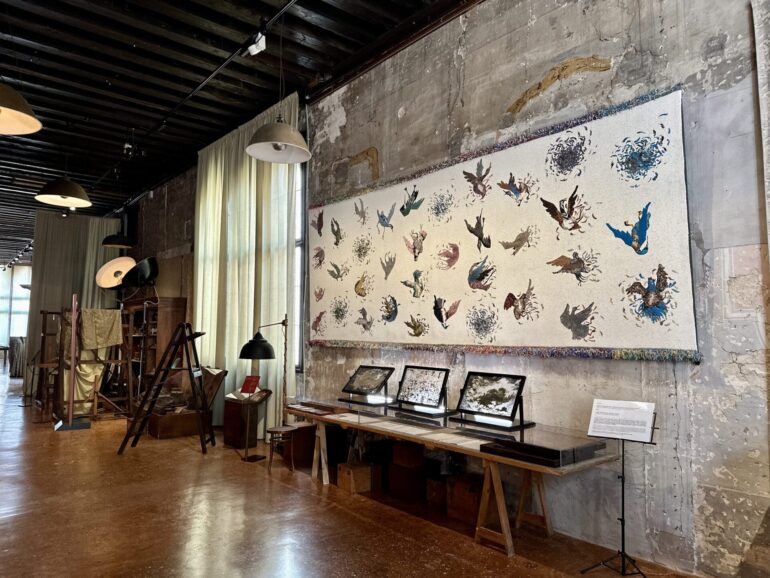 Piroette: Arta Textilă a lui Giuseppe Abate la Museo Fortuny