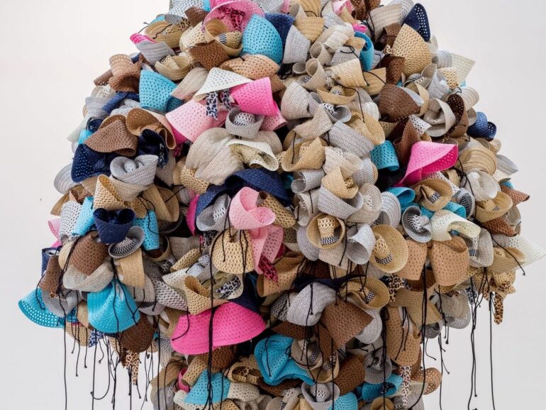 Hassan Sharif Transforma o Cotidiano em Arte em “Gathering”