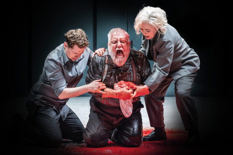 Simon Russell Beale estrela Tito Andrônico da RSC; elenco completo para Londres é revelado