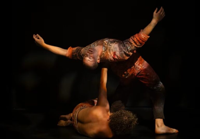 ‘The Other Side of Me’, de Gary Lang, constrói uma arquitetura sonora do deslocamento na Sydney Opera House