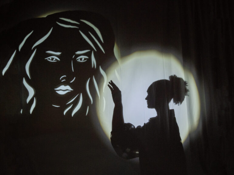 La MaMa Experimental Theatre Club Apresenta a Estreia Mundial de Mia M.I.A., um Conto de Fadas Sci-Fi que Desafia Gêneros